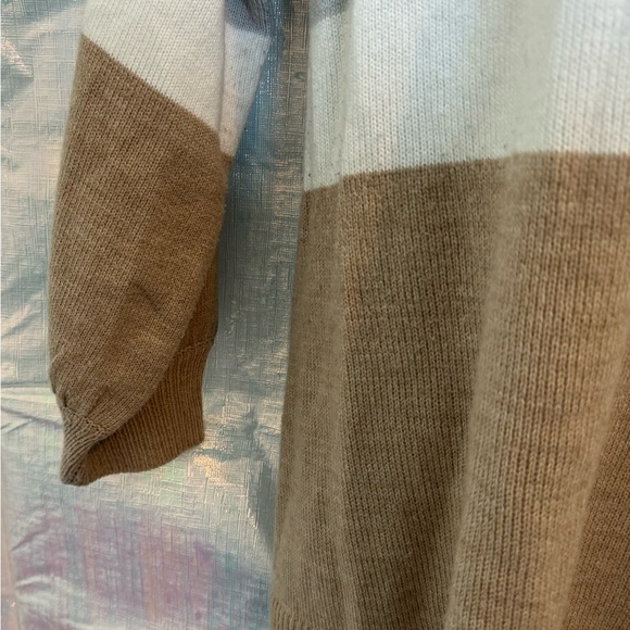 Lane Bryant plus size Sweater. Color block. Size 26/28. Gray/White/Tan. V neck - Picture 6 of 7